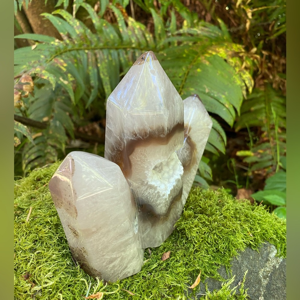 Quartz Specimen with 3 Points 
Druze cave - Picture 4 of 4
